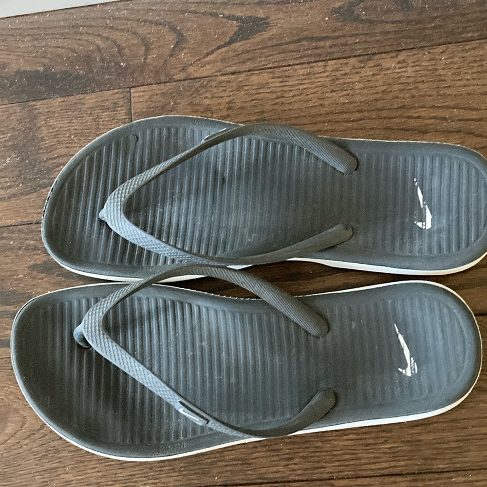 Nike on deck slides Size 8 charcoal colour used great condition